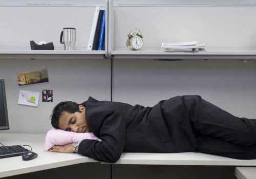 Dormir-la-siesta-en-el-trabajo-puede-resultar-sumamente-agotador Dormir-la-siesta-en-el-trabajo-puede-resultar-sumamente-agotador