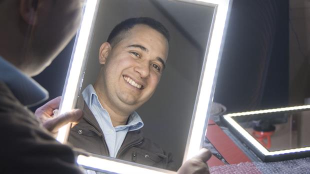 De quedar sin trabajo a inventar innovador espejo con luces LED