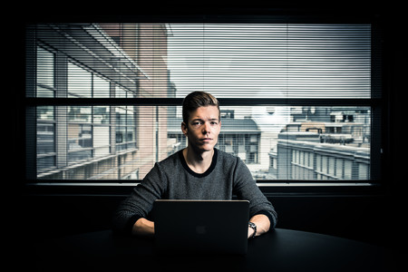 Digno de Mr. Robot: hacker descubre una red de pornografía infantil dirigida por la policía australiana