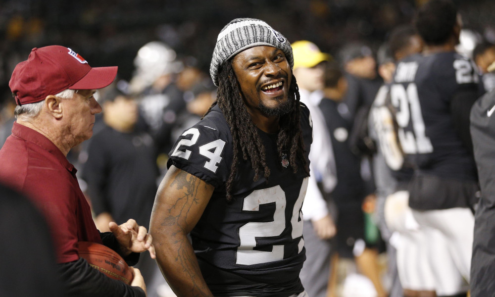 Marshawn Lynch recibe el jersey de la Selección Mexicana que Brady rechazó