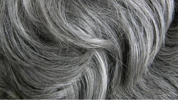 ¿Tienes muchas canas y eres fumador? La ciencia te tiene una sorpresa