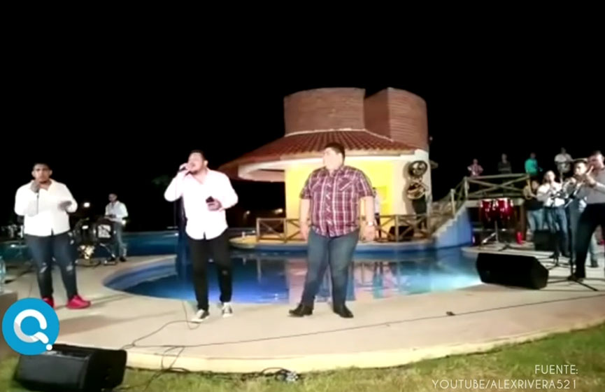 Grupero se cae a la alberca y se enoja con sus amigos