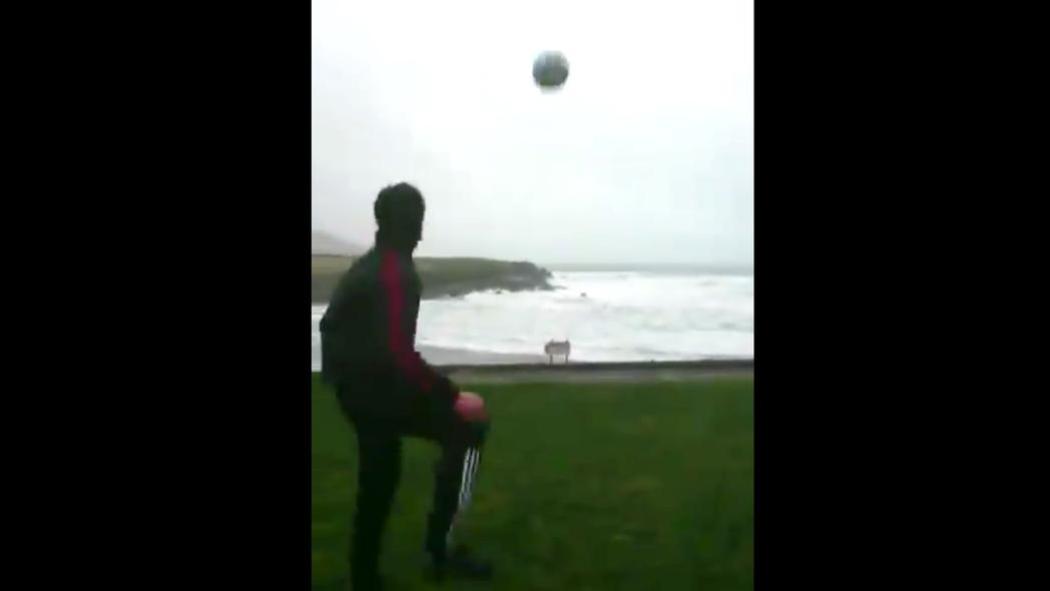 Este video de un balón arrojado al viento muestra lo inútil que es la vida