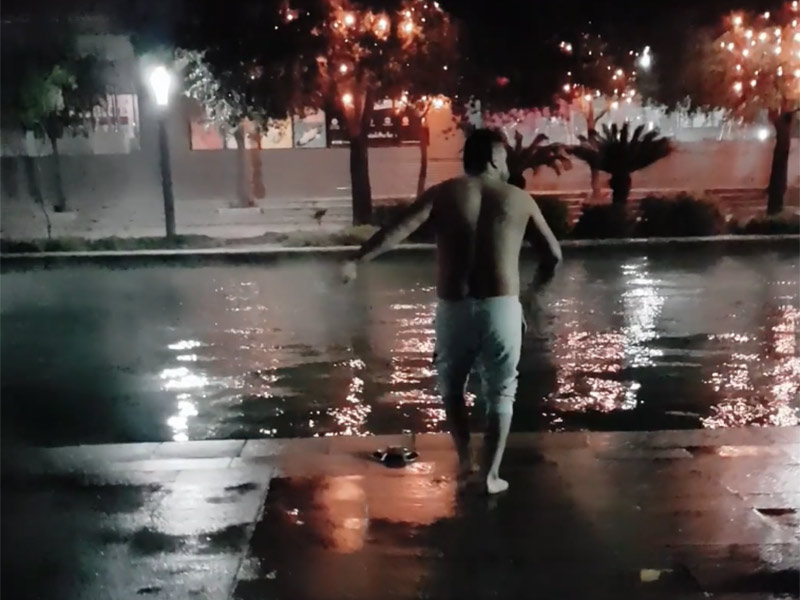 ¿Frío? Hombre lo desafía y se lanza al lago de Paseo Santa Lucía