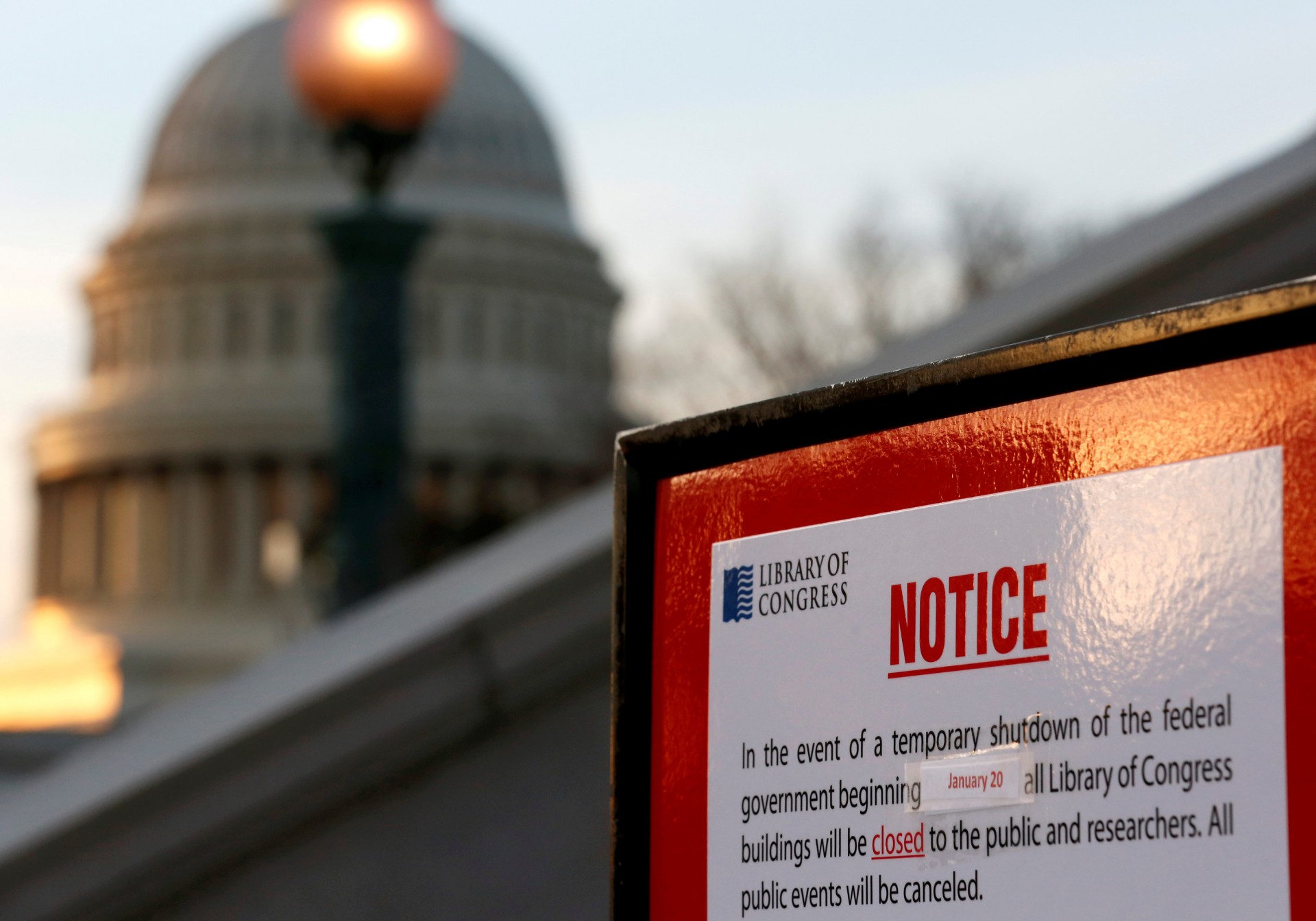 ¿Crisis en el gobierno de Estados Unidos? Empleados empiezan a suspender operaciones a falta de financiamiento
