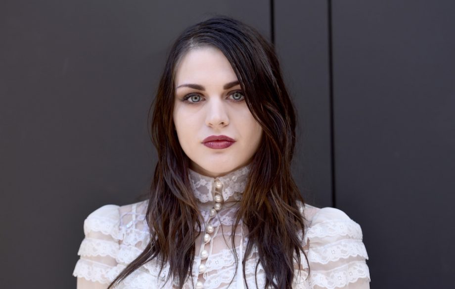 #MúsicaDeGafete Frances Bean Cobain demuestra su ADN musical con ‘Hallelujah’