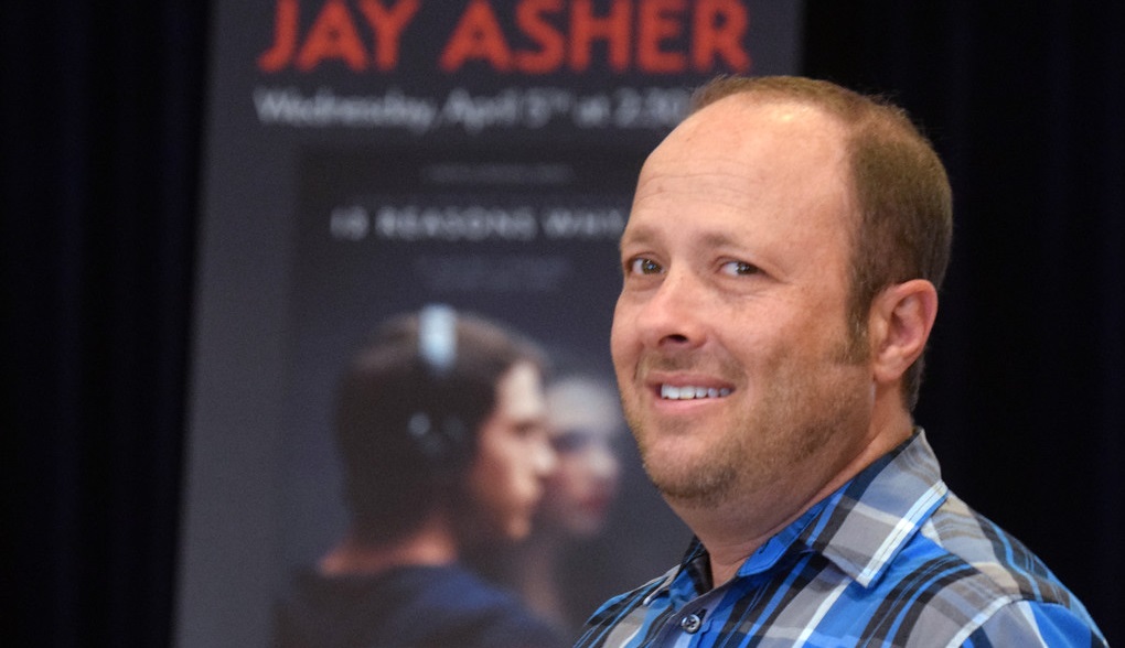 Autor del libro ‘13 Reasons Why’ no estará involucrado en la segunda temporada de la serie por acusación de acoso sexual