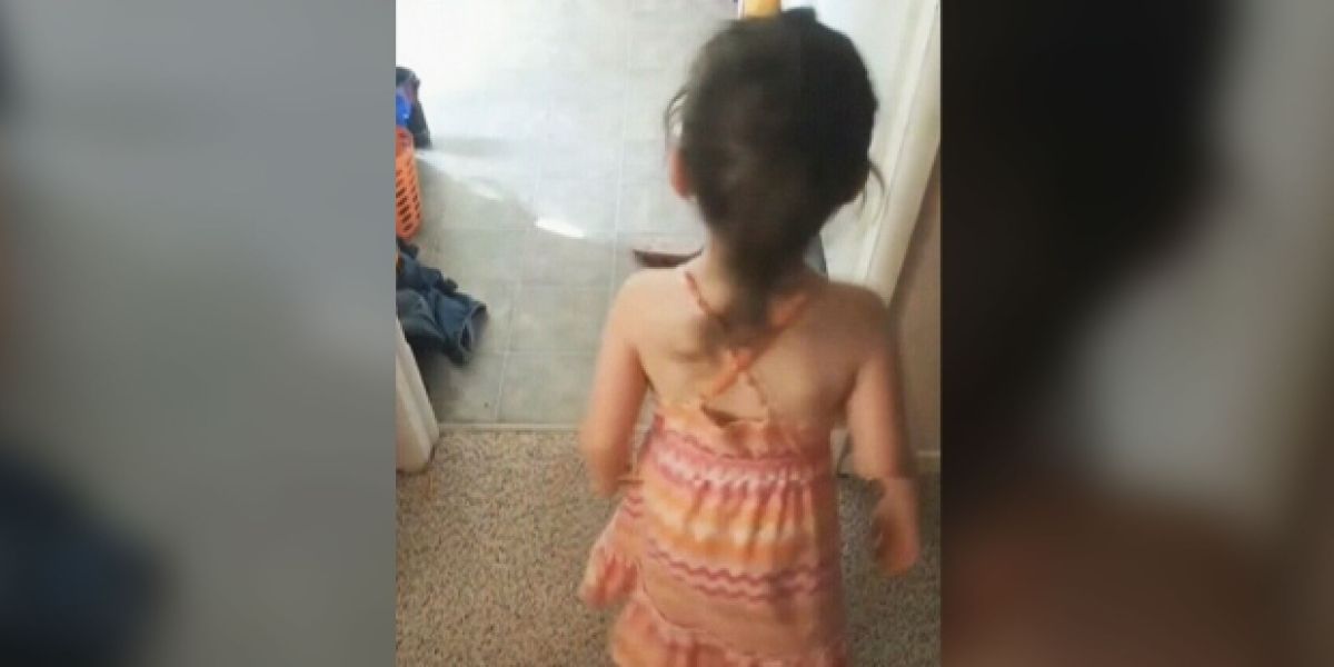 Prohíben a una niña ir a clase con un vestido veraniego