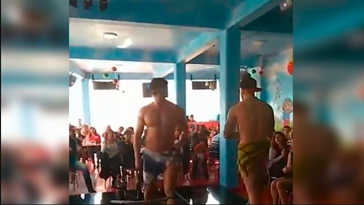 Un salón infantil celebra el día de la madre con strippers