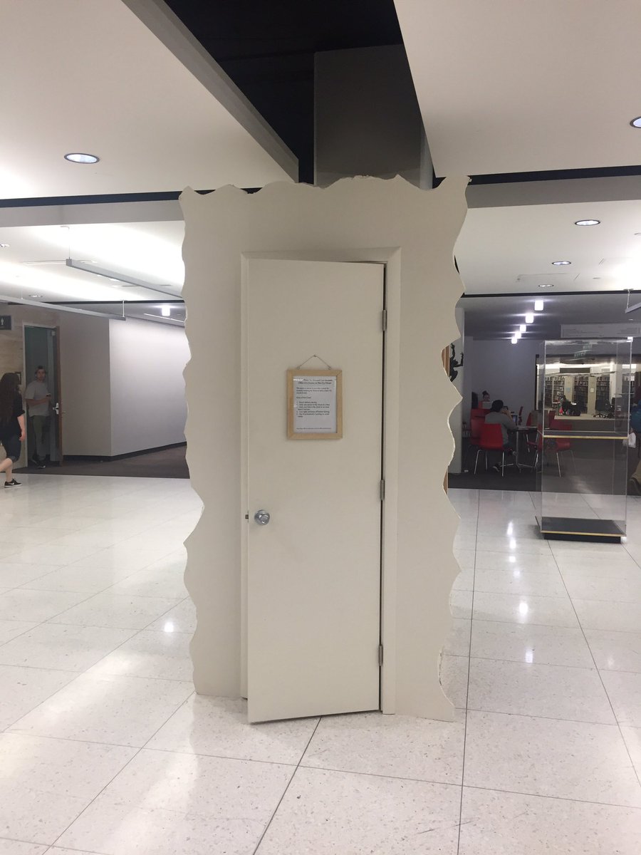 Universidad crea “armario para llorar” para sus alumnos 🤔