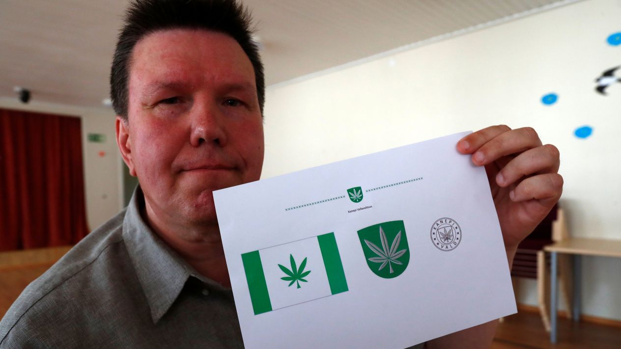 Un pueblo estonio adopta la hoja de marihuana como bandera