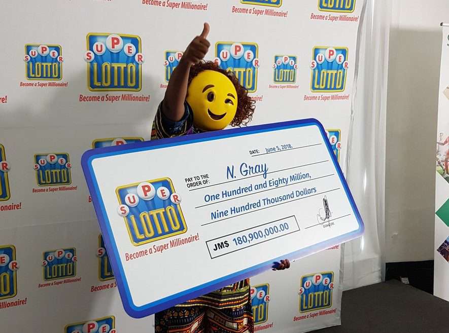 Gana un premio millonario en la lotería y lo recoge con una máscara de emoji