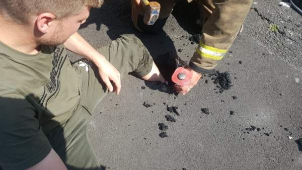 Un joven se queda atrapado en el asfalto al derretirse por la ola de calor en el Reino Unido