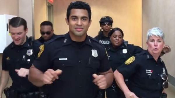 Policías triunfan en Facebook con un vídeo bailando ‘Uptown Funk