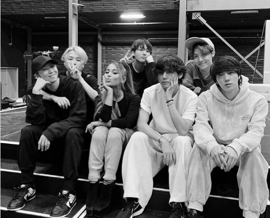 ¿Qué hace Ariana Grande con BTS?