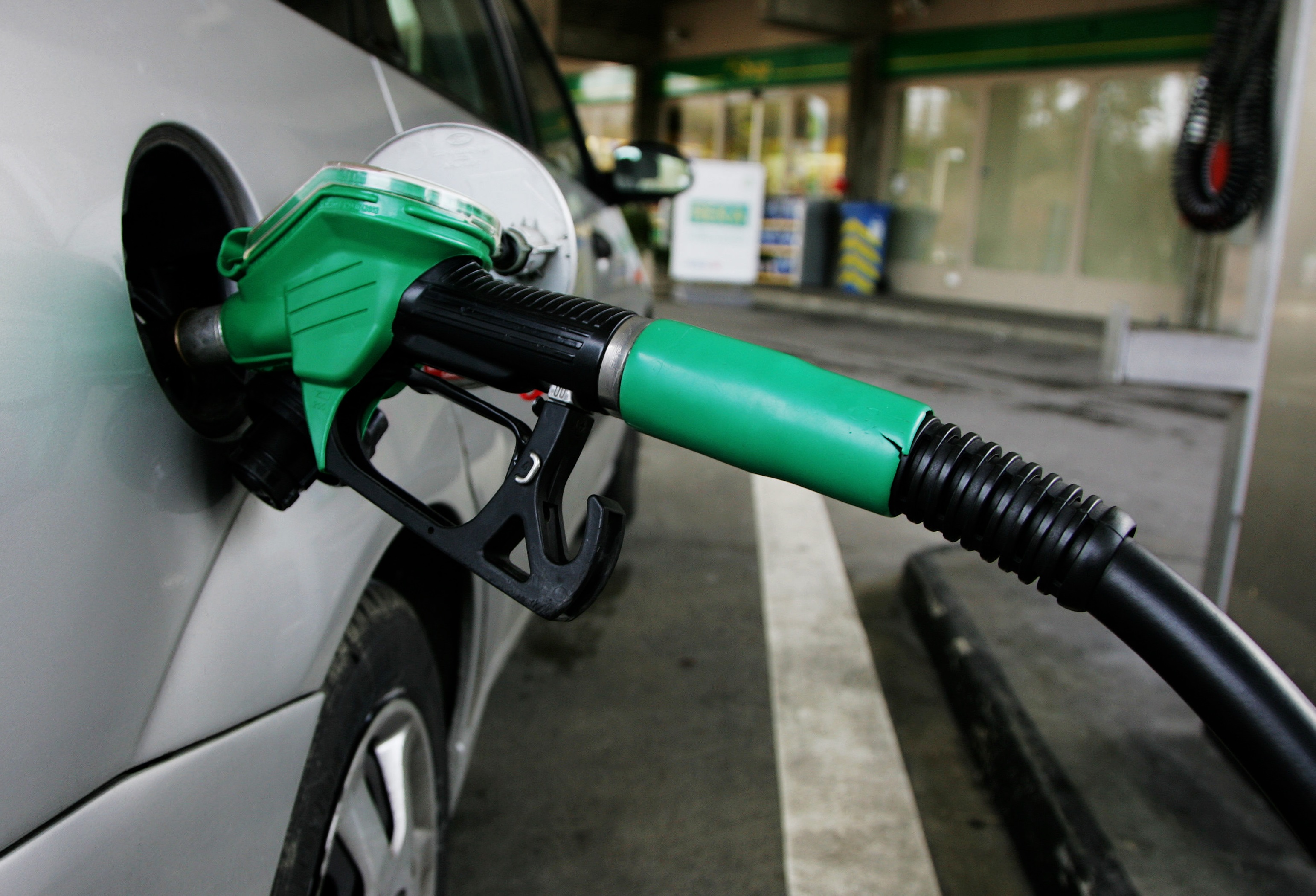 Dicen que la gasolina no bajará pese a la caída del precio del petróleo