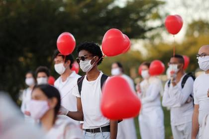 México a la par que Brasil con más de mil muertos en un día por país
