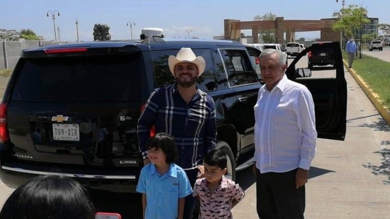 ¿Qué hacía López Obrador con el cantante de narcocorridos el ‘Komander’?
