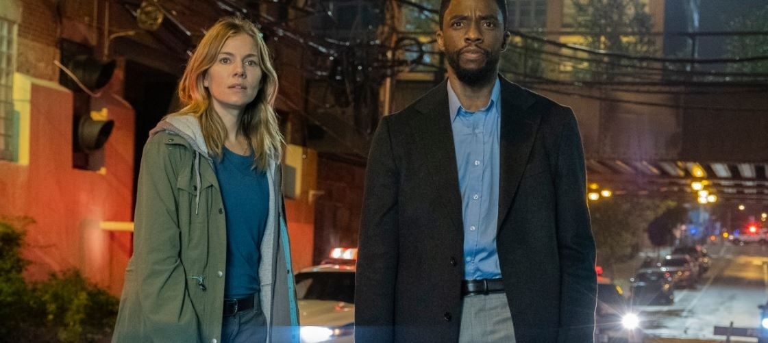 Por qué Chadwick Boseman dio parte de su salario a Sienna Miller