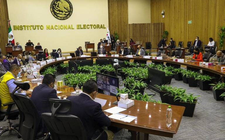 AMLO apoya la decisión del TEPJF para que una mujer encabece el INE