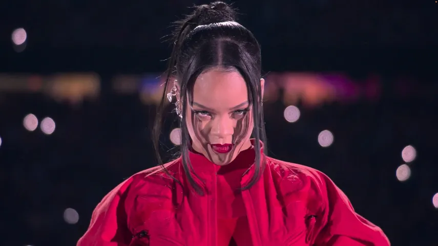 En una plataforma suspendida: así comenzó Rihanna el medio tiempo del Super Bowl