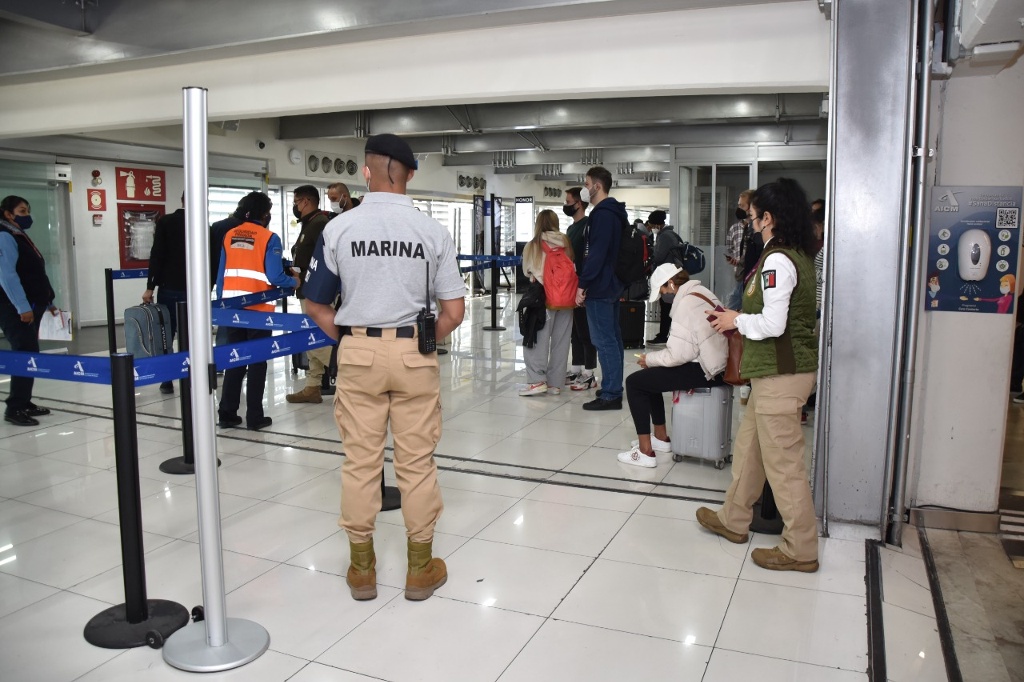La Marina asume el control total del principal aeropuerto de México, mientras las Fuerzas Armadas fortalecen su papel civil y económico