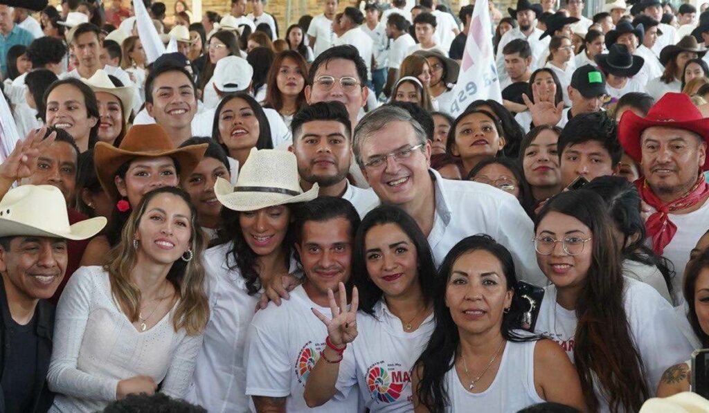 Marcelo Ebrard baila al ritmo de Caballo Dorado con seguidores en gira por el Estado de México