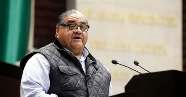 En pleno discurso, se le caen los pantalones a diputado de Morena