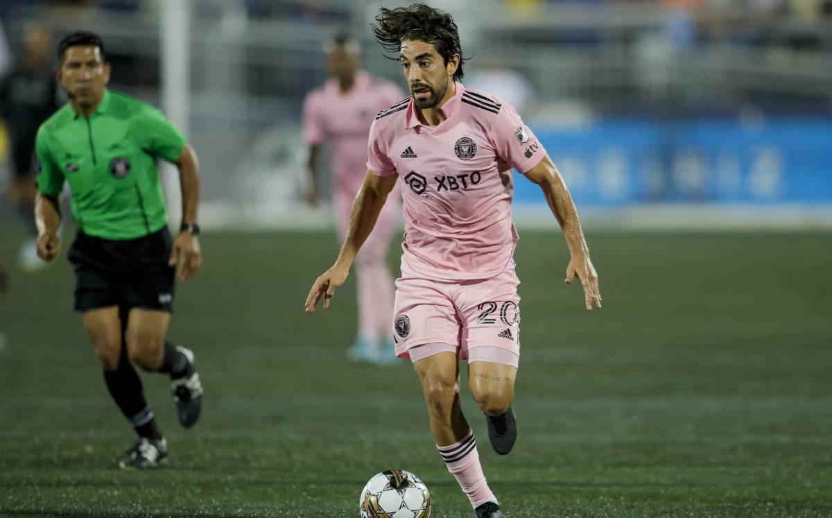 El mediocampista mexicano Rodolfo Pizarro se une al AEK Atenas para la próxima temporada
