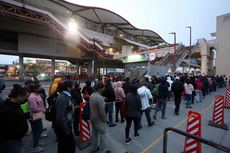 Caos en la Movilidad de Nuevo León tras el Regreso a Clases de más de 200 mil Estudiantes