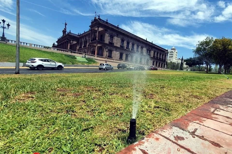 Pese a la crisis hídrica, riegan jardines en pleno mediodía en Palacio de Gobierno