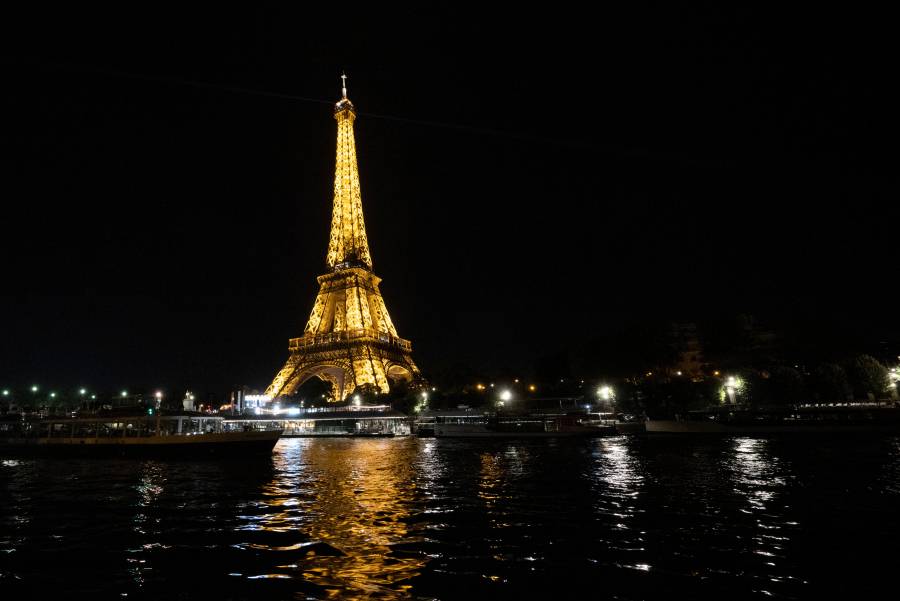 “Turista mexicana denuncia violación en grupo cerca de la Torre Eiffel en París: se abre investigación”