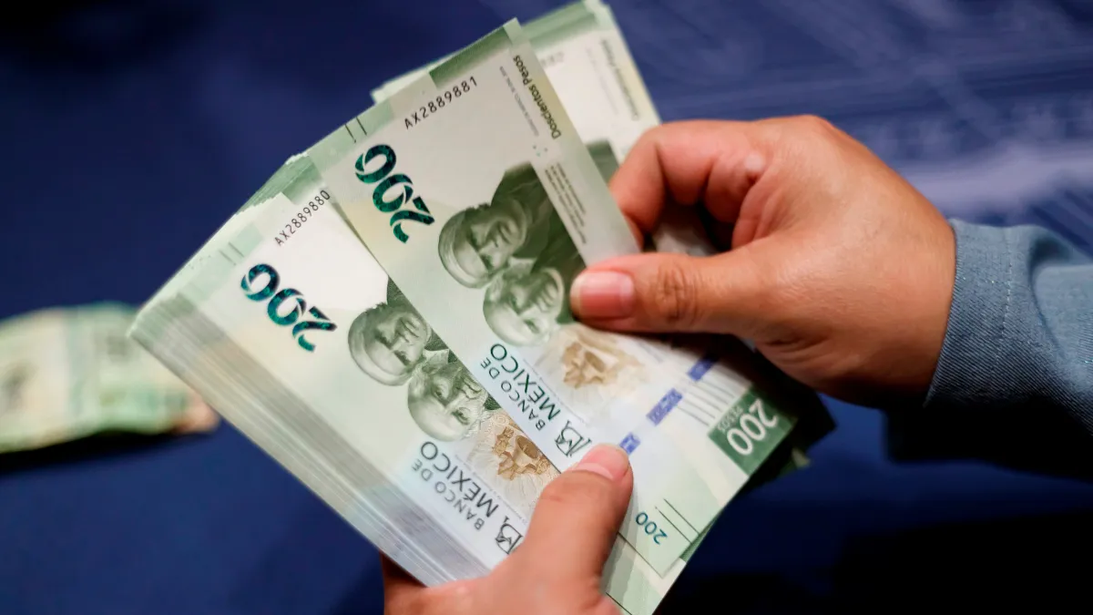 “El Peso Mexicano Vuelve a Romper Barrera de las 17 Unidades por Dólar”