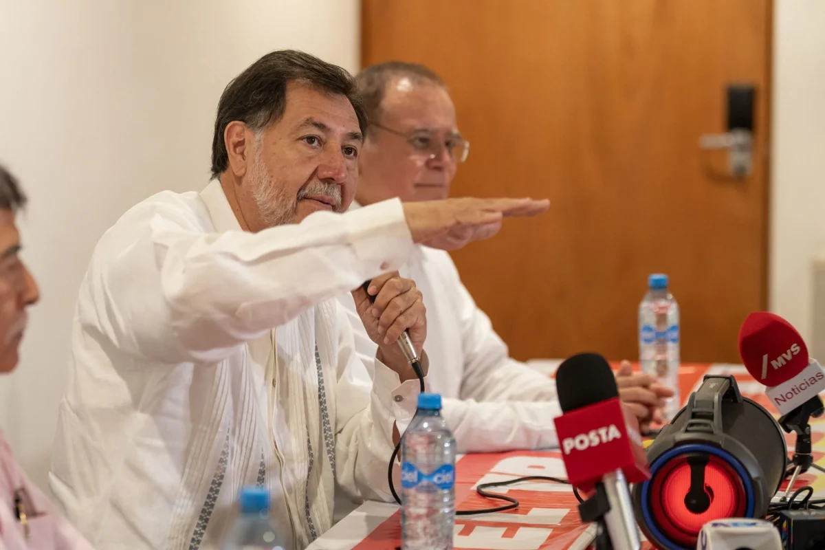 Noroña responde a críticas sobre libros de texto y compara opositores con nazis