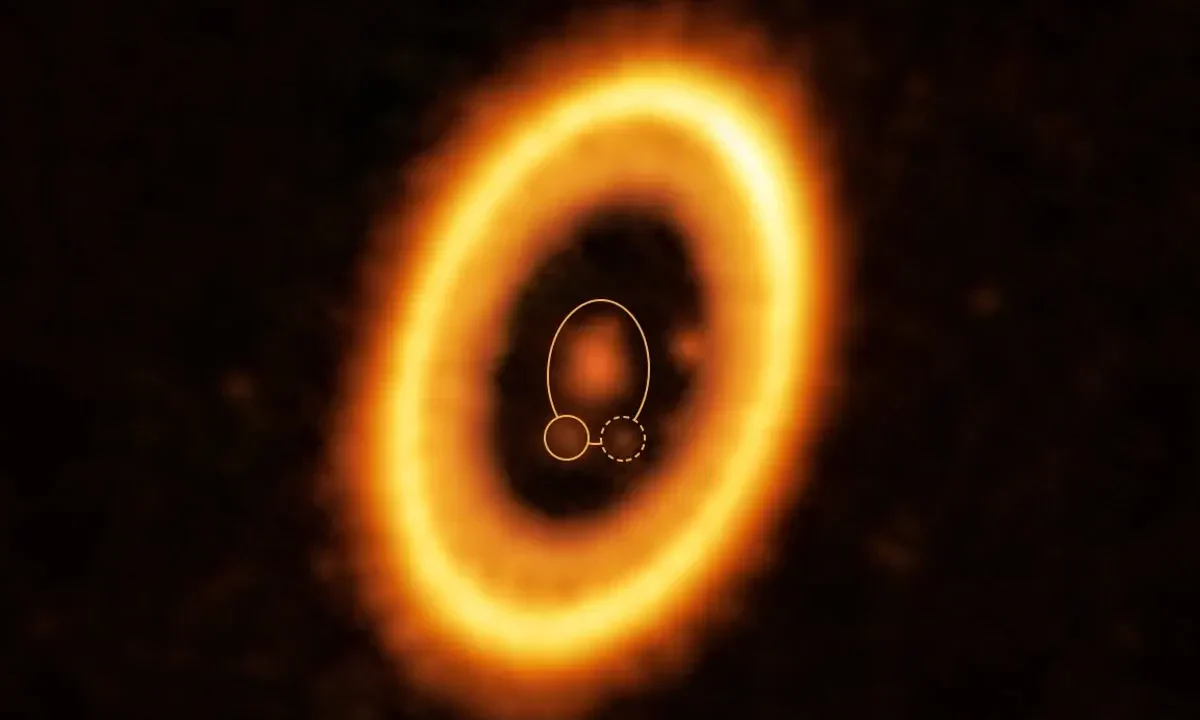NASA Capta el Espectacular Resplandor de una Colisión Planetaria en el Espacio Profundo