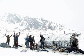 “La Sociedad de la Nieve”: Resurge la Tragedia de los Andes en un Poderoso Relato Cinematográfico