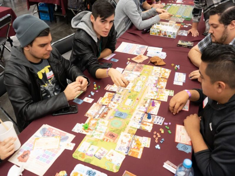 Roll a Game reúne a cientos de aficionados a los juegos de mesa en Monterrey
